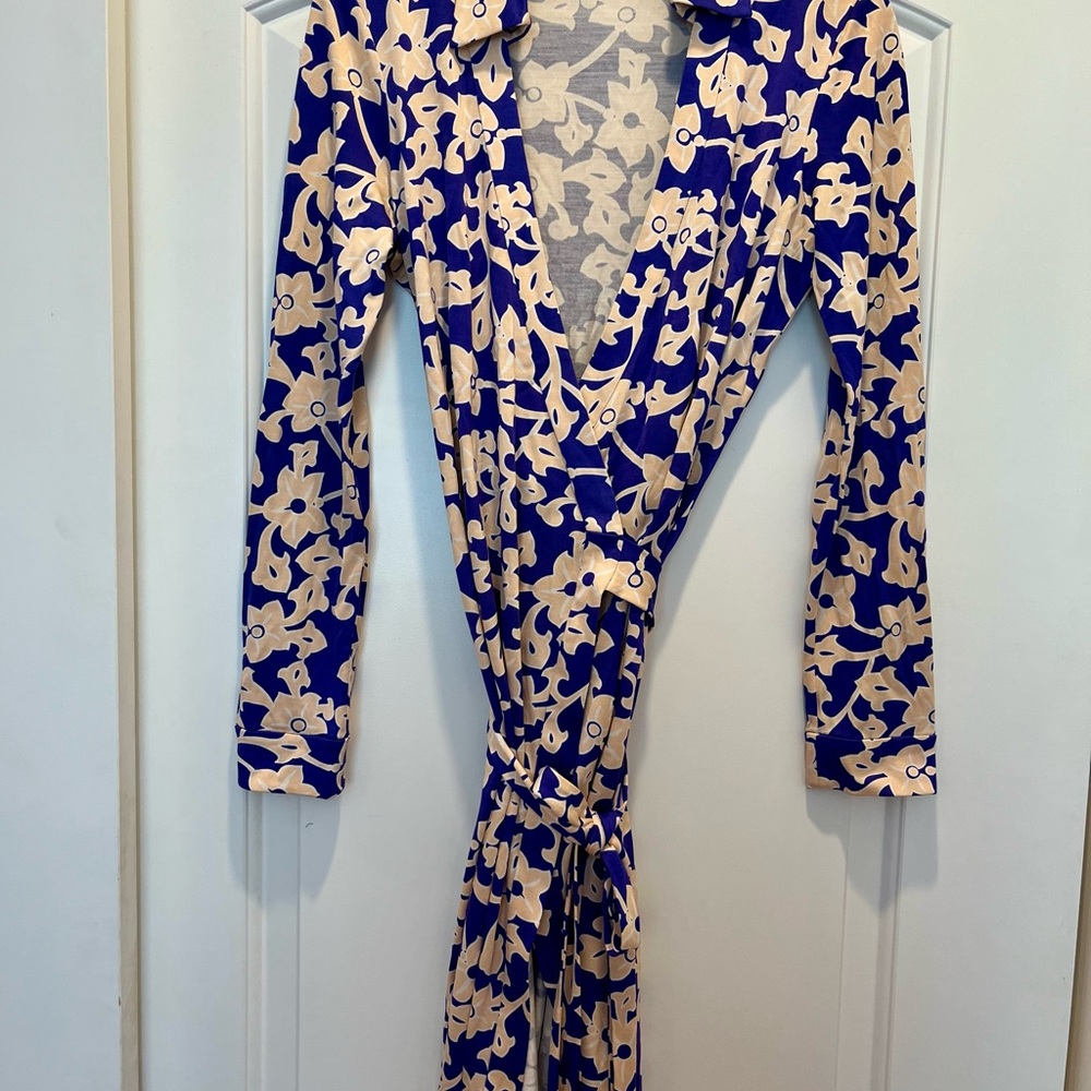 Diane von Furstenberg 100% silk wrap dress